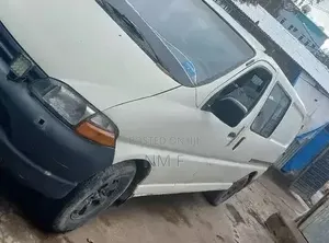 Toyota HiAce 2000 White