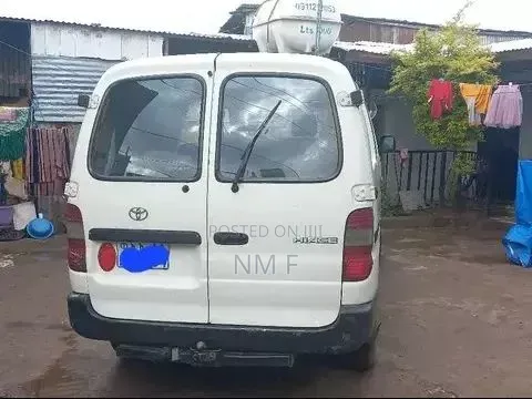 Toyota HiAce 2000 White