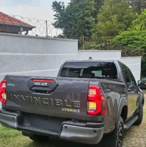 New Toyota Hilux 2025 Gray