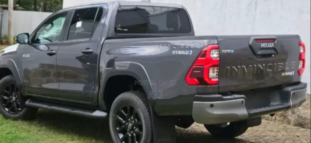 New Toyota Hilux 2025 Gray