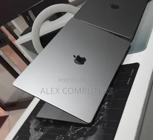 New Laptop Apple MacBook 32GB Apple M1 Max SSD 1T
