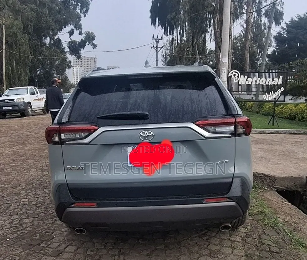 Toyota RAV4 LE 2021