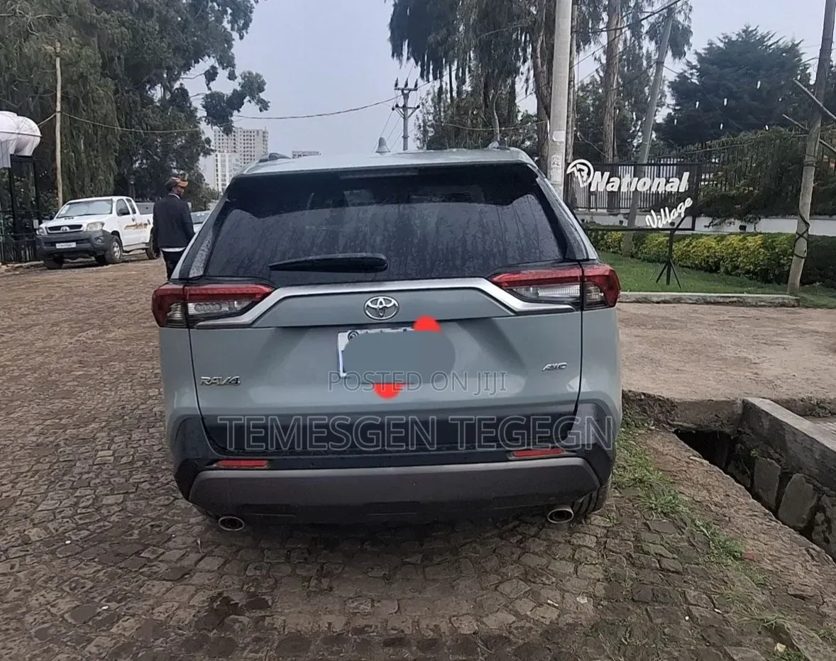 Toyota RAV4 LE 2021