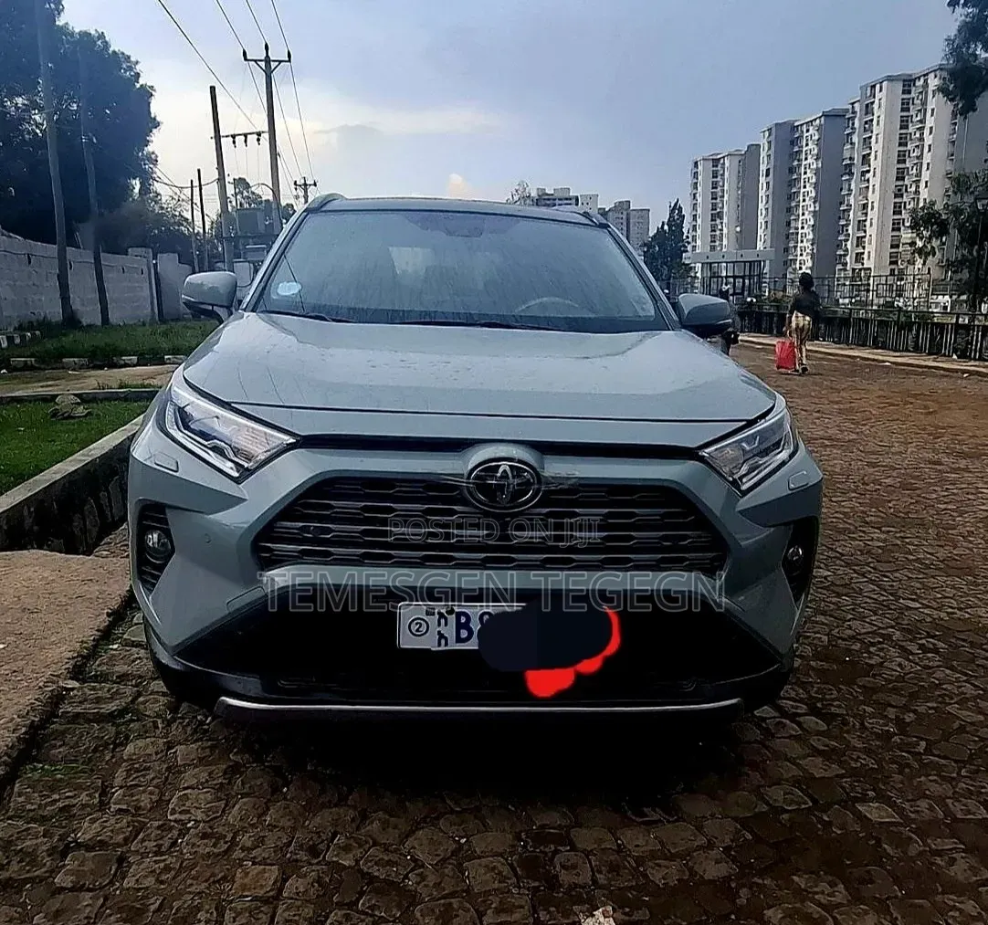Toyota RAV4 LE 2021
