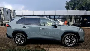 Toyota RAV4 LE 2021