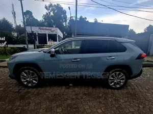 Toyota RAV4 LE 2021