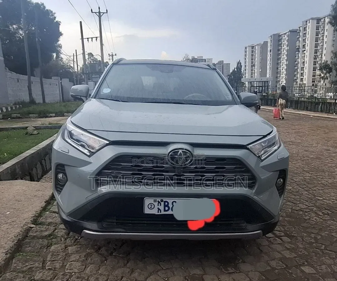 Toyota RAV4 LE 2021