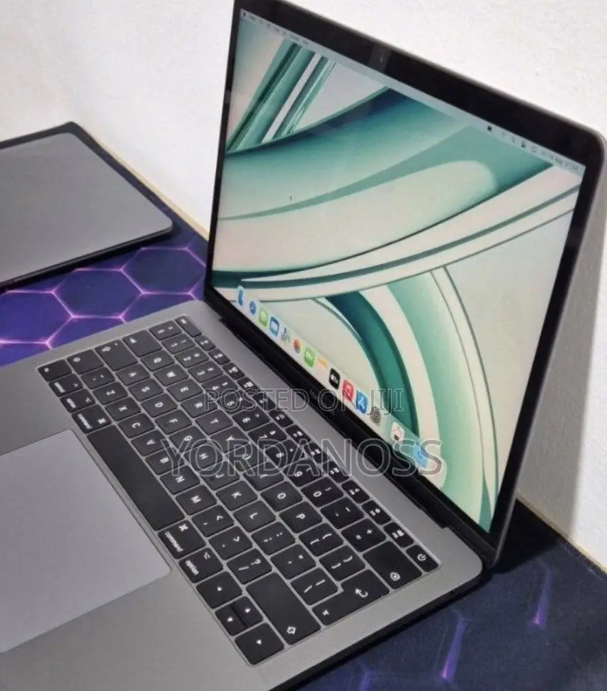 New Laptop Apple MacBook Pro 2017 8GB Intel Core i5 SSD 256GB