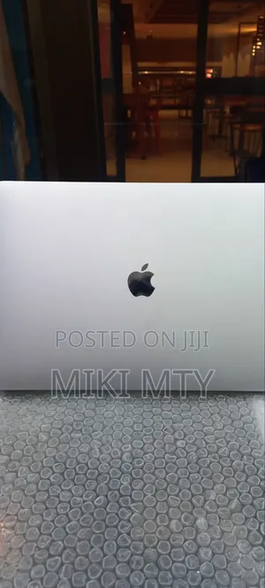 New Laptop Apple MacBook 2018 16GB Intel Core i5 SSD 256GB