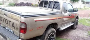 Toyota Hilux 2004 Brown