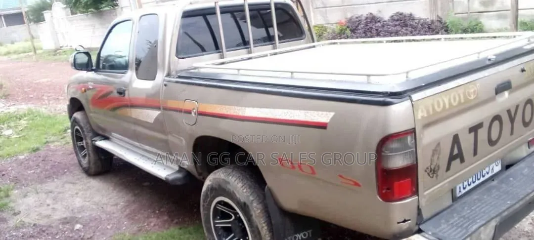Toyota Hilux 2004 Brown