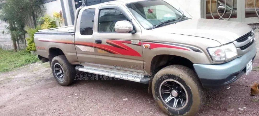 Toyota Hilux 2004 Brown