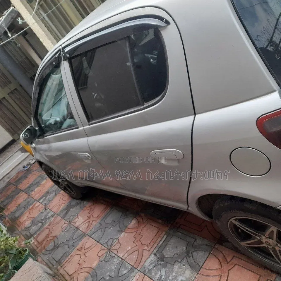 Toyota Vitz 2001 Silver