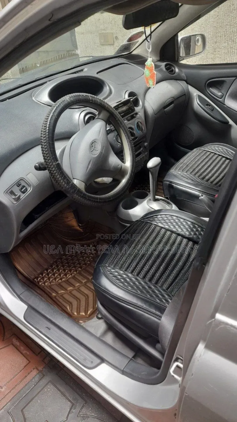 Toyota Vitz 2001 Silver