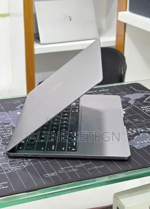 New Laptop Apple MacBook Pro 2022 M2 16GB Apple M2 SSD 512GB