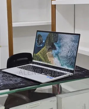New Laptop Samsung Galaxy Book4 16GB Intel Core 7 SSD 512GB