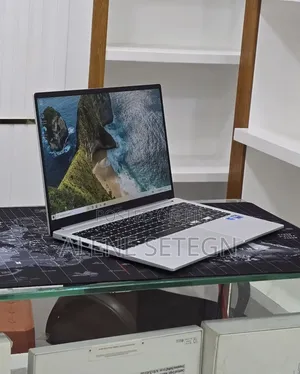 New Laptop Samsung Galaxy Book4 16GB Intel Core 7 SSD 512GB