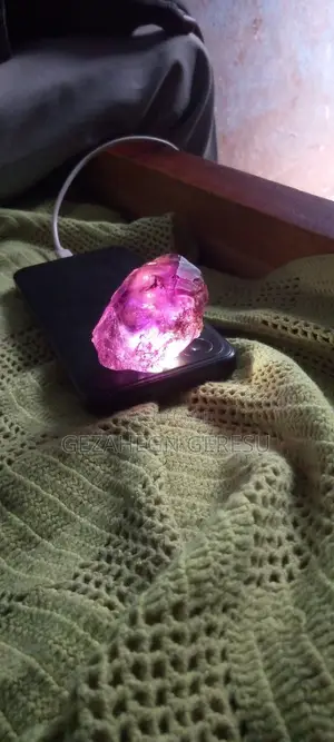 አመትስቲ የከበሬ ድንጋይ (Amethyst Gemestone)
