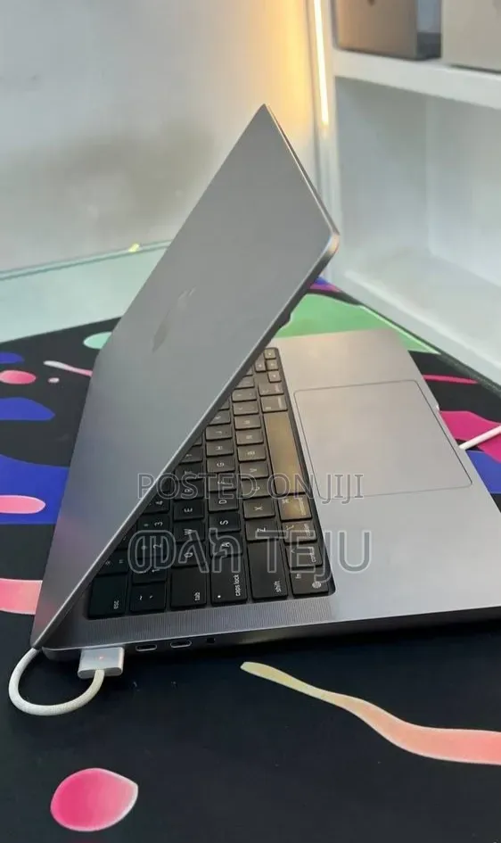 New Laptop Apple MacBook Pro 2023 M3 8GB Apple M3 SSD 512GB