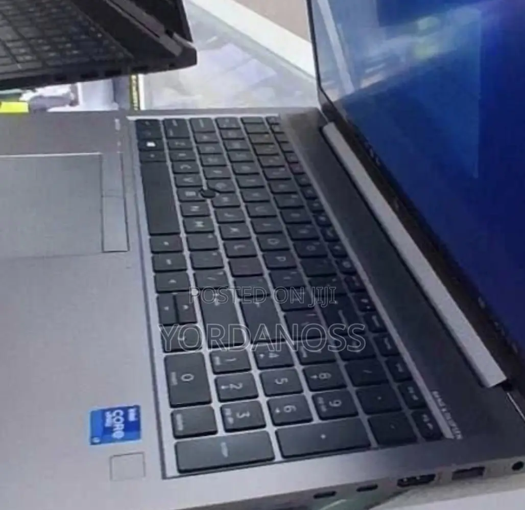 New Laptop HP ZBook Firefly G8 16GB Intel Core i7 SSD 512GB