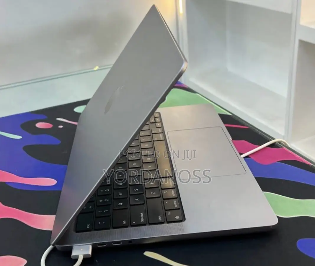 New Laptop Apple MacBook Pro 2023 M3 Pro 16GB Apple M3 SSD 512GB