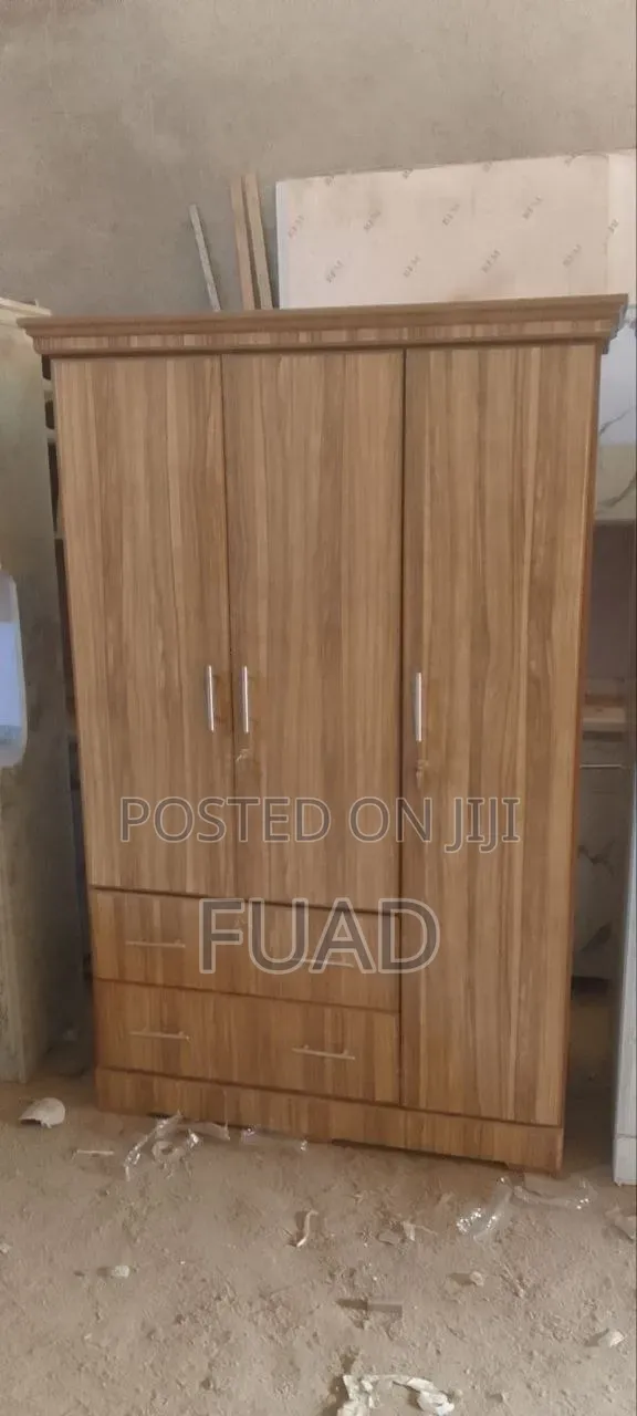 ቁም ሳጥን ከላሚኔት የተሰራ