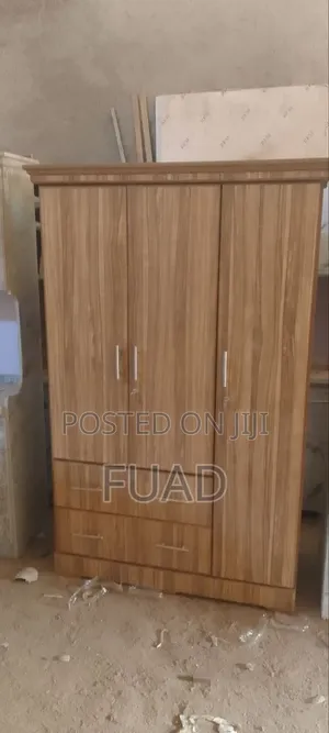 ቁም ሳጥን ከላሚኔት የተሰራ