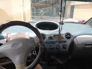 Toyota Vitz 2001 Silver