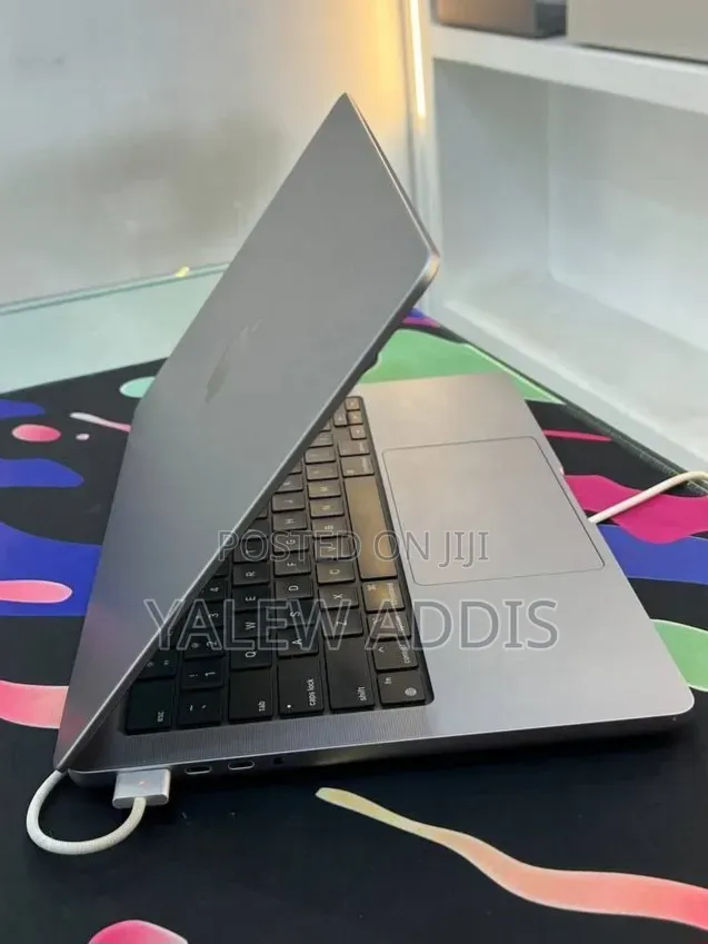 New Laptop Apple MacBook Pro 2023 M3 8GB Apple M3 SSD 512GB