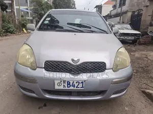 Toyota Vitz 2004 Silver