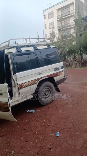 Toyota Land Cruiser 2011 White