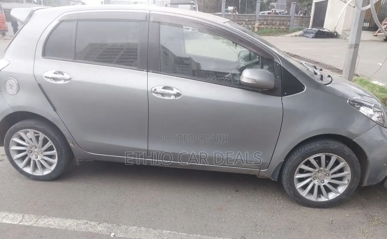 Toyota Yaris 2010 Silver