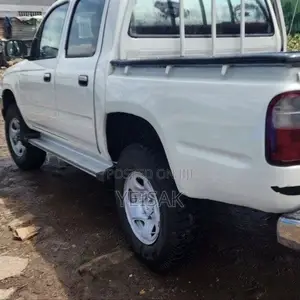 Toyota Hilux 2002 White