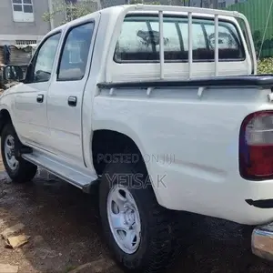 Toyota Hilux 2002 White