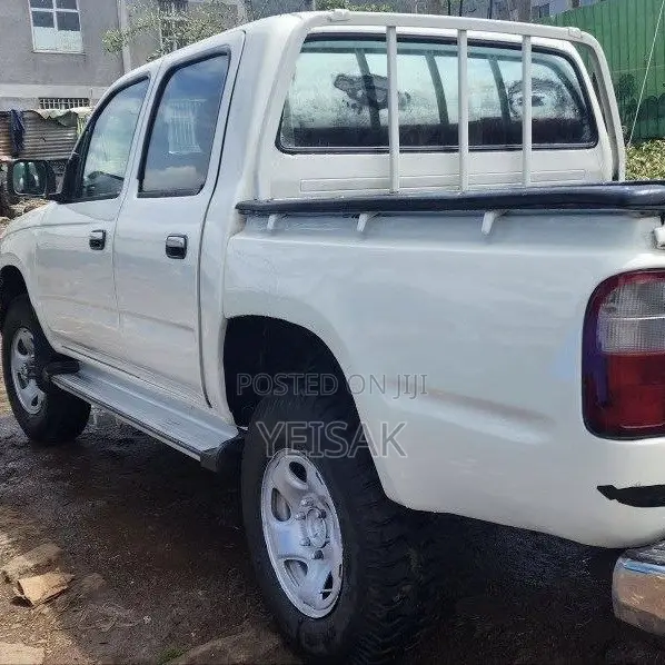Toyota Hilux 2002 White
