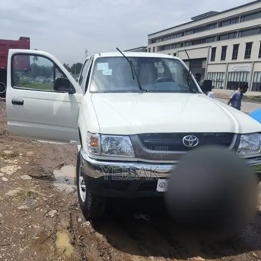 Toyota Hilux 2002 White