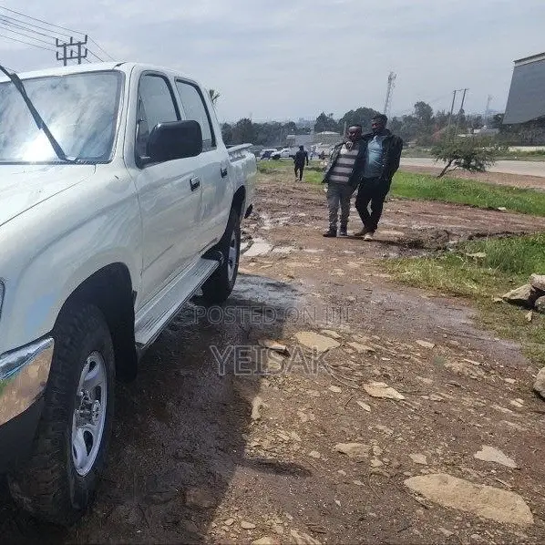 Toyota Hilux 2002 White