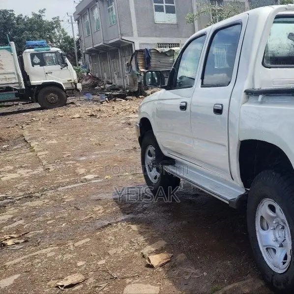 Toyota Hilux 2002 White