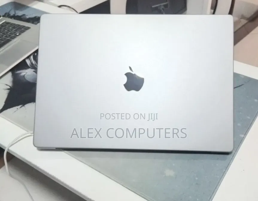 New Laptop Apple MacBook 32GB Apple M1 Max SSD 1T