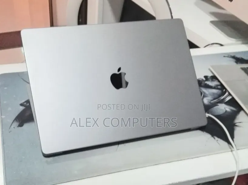 New Laptop Apple MacBook 32GB Apple M1 Max SSD 1T