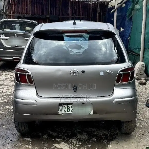 Toyota Vitz 2004 Silver