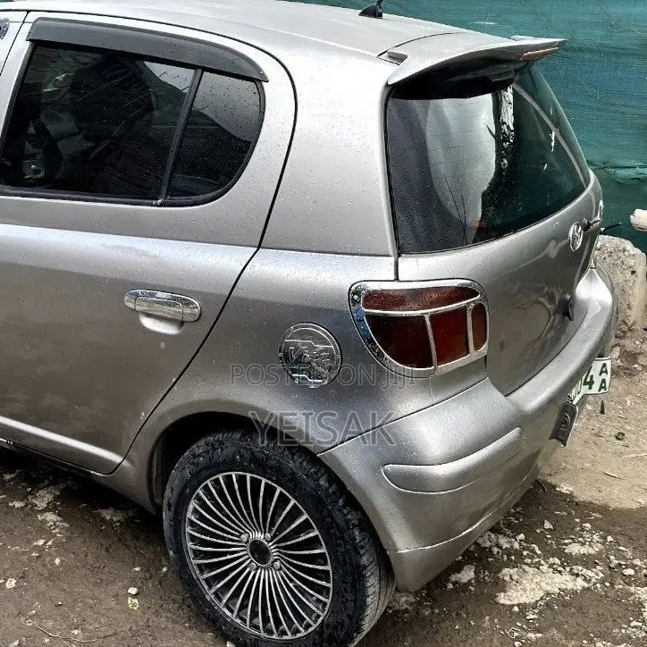 Toyota Vitz 2004 Silver