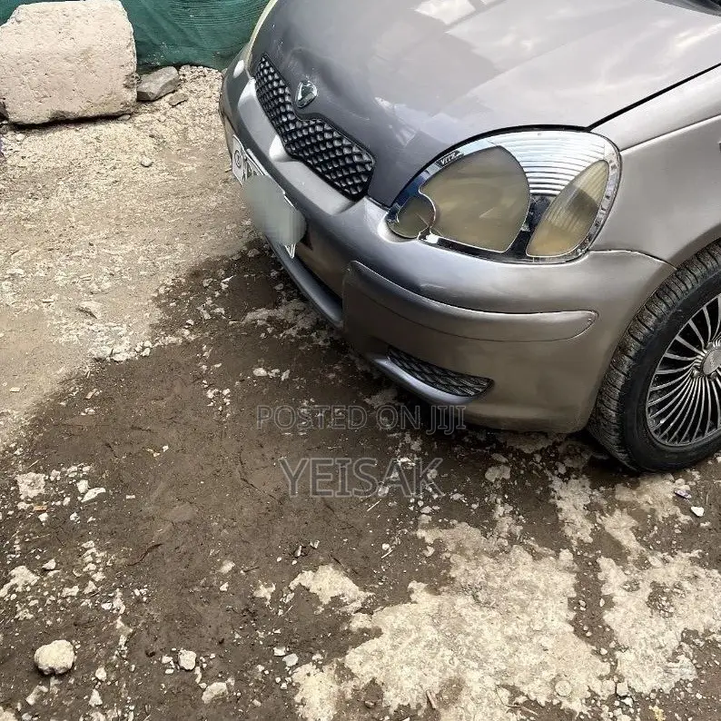 Toyota Vitz 2004 Silver