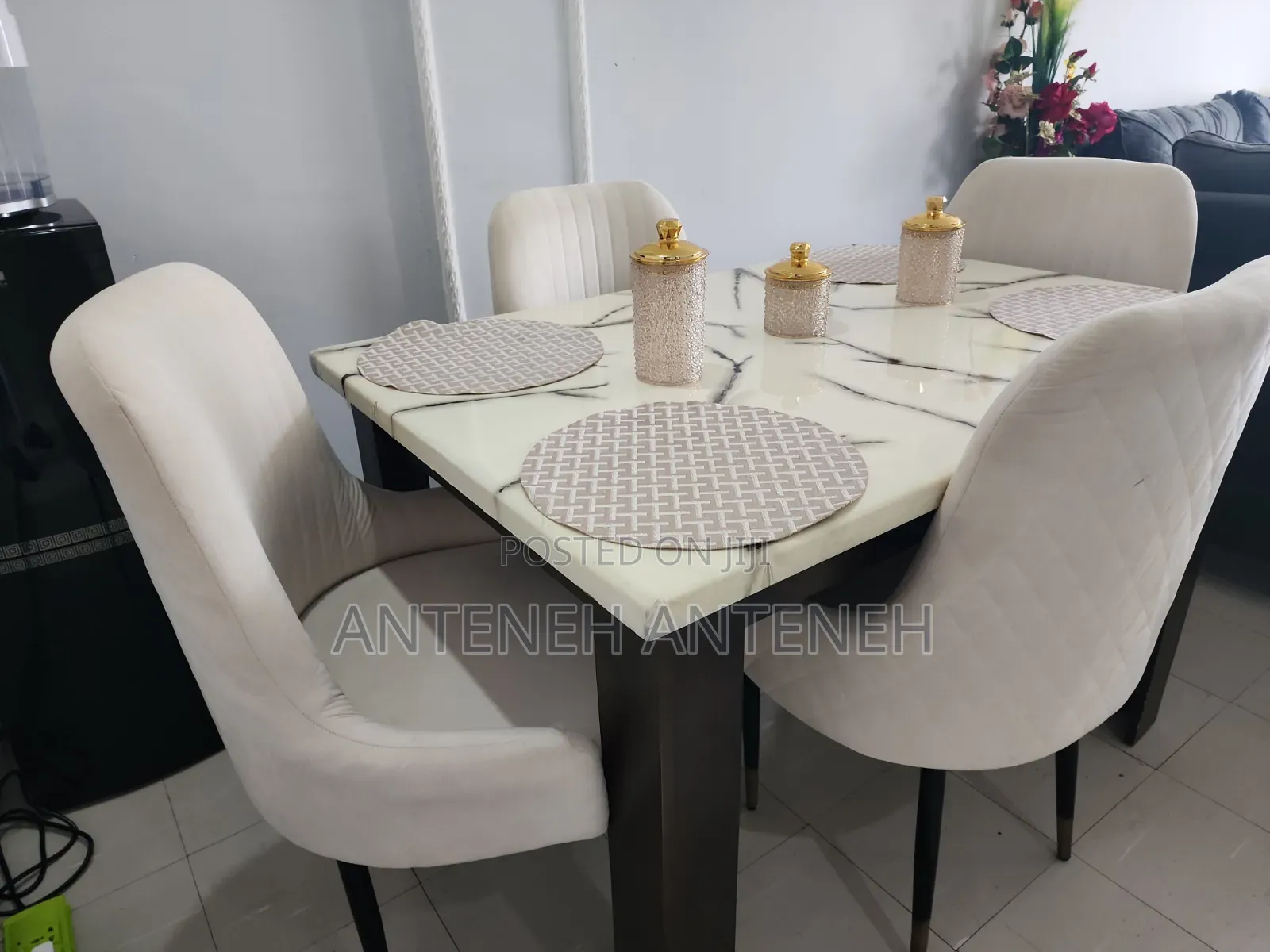 የምግብ ጠረጴዛ Dining