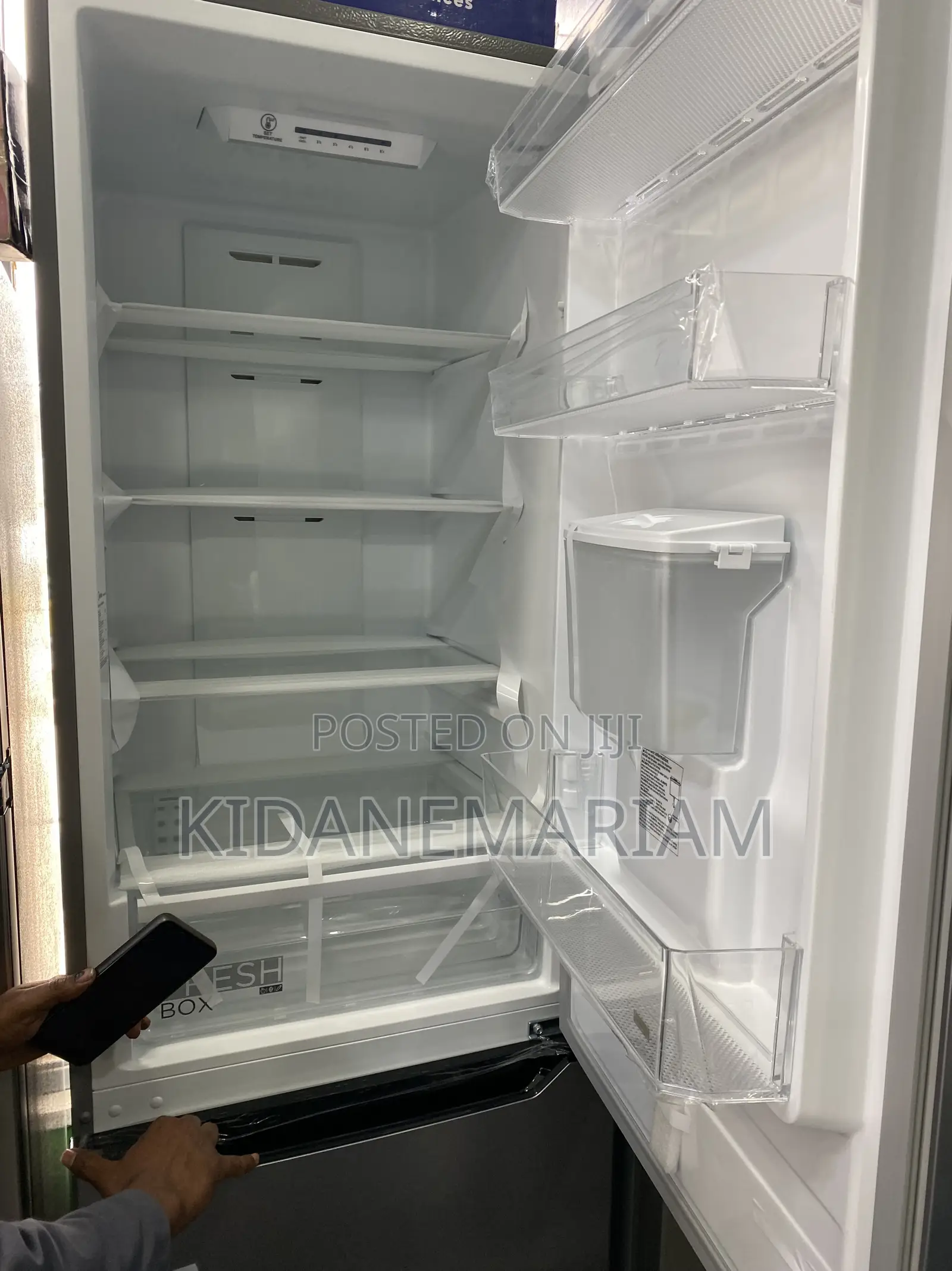 Media 424 Top-Mount Double-Door Refrigerator / Bottom Freezer