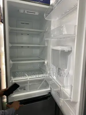 Media 424 Top-Mount Double-Door Refrigerator / Bottom Freezer