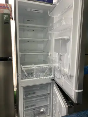 Media 424 Top-Mount Double-Door Refrigerator / Bottom Freezer