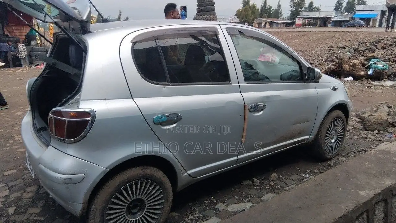 Toyota Vitz 2004 Silver