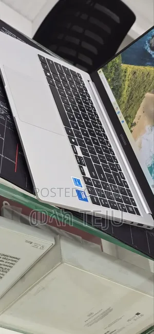 New Laptop Samsung Galaxy Book4 16GB Intel Core i7 SSD 512GB