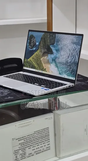 New Laptop Samsung Galaxy Book4 16GB Intel Core i7 SSD 512GB